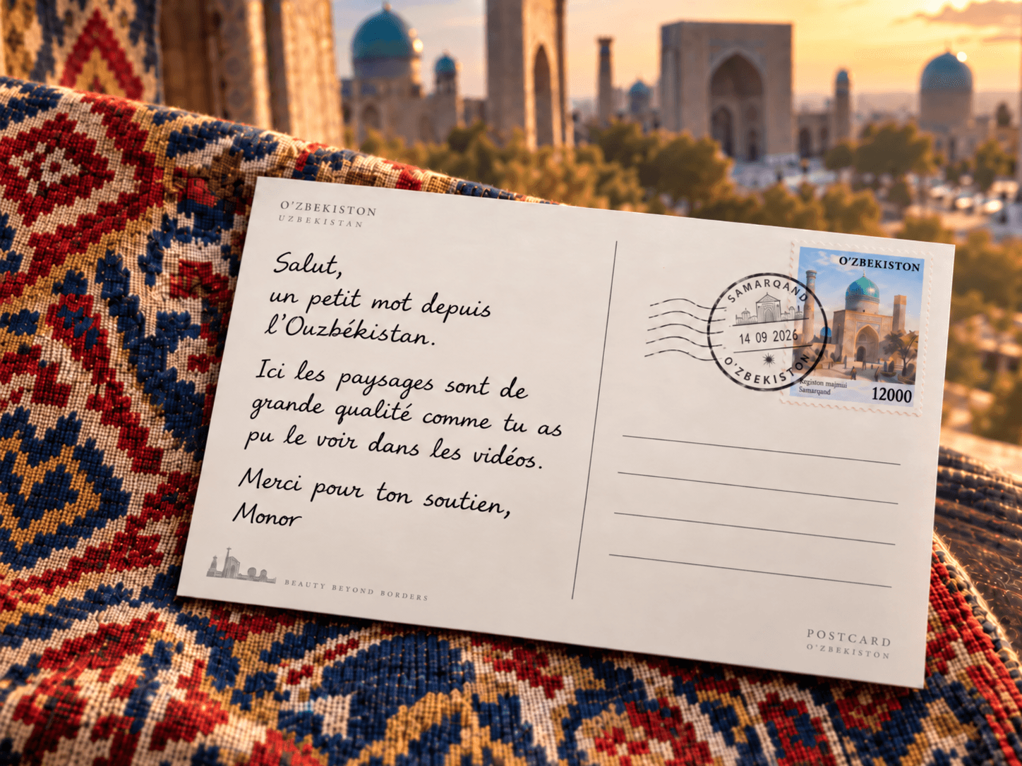 Une carte postale tenue devant les paysages de l'Ouzbékistan